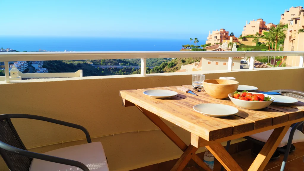 Limpieza profesional en Calpe de Alquiler Vacacional table on the balcony in the sun, clean and tidy